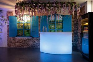 eine Theke vor einem Laden mit blauen Fensterläden in der Unterkunft Lavendel Spa Hotel in Tallinn