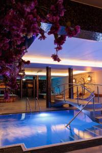 een groot zwembad in een hotel met paarse bloemen bij Lavendel Spa Hotel in Tallinn