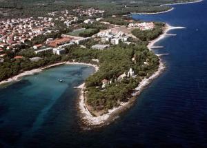 una vista aérea de una isla en el océano en Apartments in Supetar - Insel Brac 31170, en Supetar