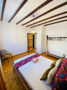 Un dormitorio con una cama grande con un plátano grande. en Joyau secret # Jardin # Piscine # Bien-être # prox centre ville, en Antananarivo