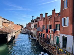 kanał w mieście z budynkami i wodą w obiekcie Appartamento Redentore w Wenecji