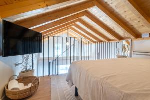 sypialnia z łóżkiem i telewizorem z płaskim ekranem w obiekcie Luxury Seaview Apartment - Mare w mieście Slano