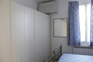 a bedroom with a bed and a mirror at Appartamento Redentore in Venice