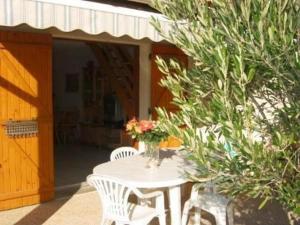 Fotografia z galérie ubytovania Maison Climatisée 3 Pièces avec Piscine, Terrasse et Proche Mer - Gruissan - FR-1-229-822 v destinácii Gruissan