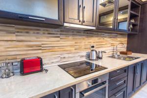 A kitchen or kitchenette at Pearl Apartments