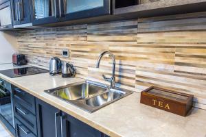 A kitchen or kitchenette at Pearl Apartments