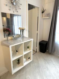 a bathroom with a sink and a mirror at Jolie appartement duplex 2 min gare-Disney et paris 15 min in Noisy-le-Grand