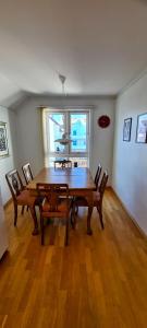 een eetkamer met een houten tafel en stoelen bij Seaview Luxury Apartment Grasholmen in Stavanger