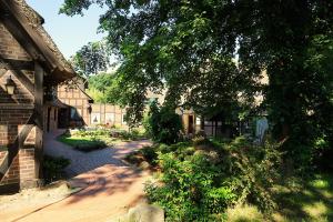 Ein Garten an der Unterkunft Ihr Ferien Hotel Brunnenhof