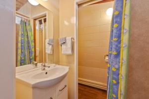 un baño con lavabo y espejo en Aaryn Court Motel, en Rotorua 35 fotos más