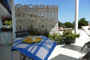 Villa Emily في ليكاتا: طاولة مع قماش الطاولة الزرقاء والأبيض على الفناء