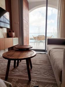 een woonkamer met een bank en een tafel bij Latchi Marina View in Polis Chrysochous