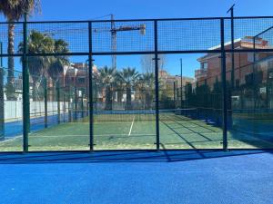 - un court de tennis avec filet dans l'établissement ALOJAMIENTO ARENAL PARK, à Jávea