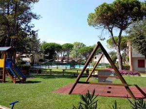 einen Park mit Rutsche und Spielplatz in der Unterkunft Holiday Homes in Bibione 36266 in Bibione
