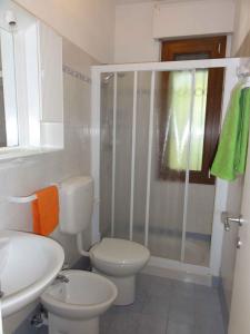 A bathroom at Apartment in Bibione 38289