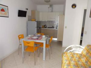A kitchen or kitchenette at Apartment in Bibione 38289 Még 14 kép