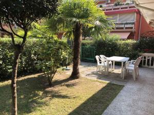A garden outside Apartment in Bibione 38289