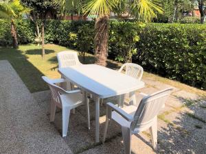 A garden outside Apartment in Bibione 38289