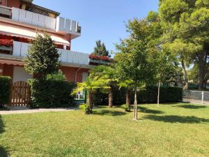 A garden outside Apartment in Bibione 38289