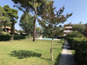 A garden outside Apartment in Bibione 38289