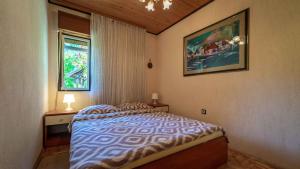 Holiday home in Delnice - Gorski Kotar 43959 tesisinde bir odada yatak veya yataklar