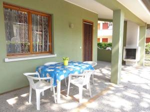 A television and/or entertainment centre at Holiday home in Bibione 36388
