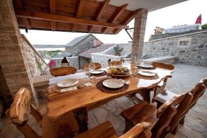un tavolo in legno con una ciotola di cibo sopra di Holiday home in Ljubac - Zadar Riviera 43105 a Ljubač