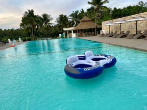Bazén v ubytování Lagoon Sarovar Premiere Resort - Pondicherry nebo v jeho okolí