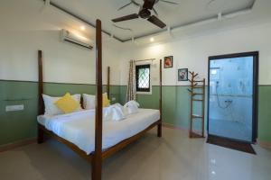 een slaapkamer met een bed in een kamer bij Avadale Tadoba - Stag Groups Not Allowed in Mohurli
