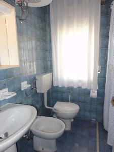 La salle de bains est pourvue de 2 toilettes et d'un lavabo. dans l'établissement Apartments in Bibione 24607, à Bibione