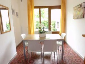 comedor con mesa y sillas blancas en Apartment in Bibione 38360, en Bibione