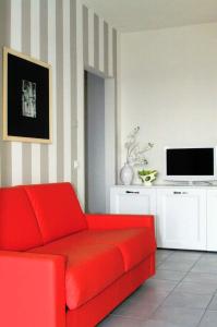 uma sala de estar com um sofá vermelho e uma televisão em Apartments in Barberino Tavarnelle - Toskana 43638 em Tavarnelle in Val di Pesa