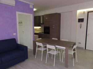 ein Wohnzimmer mit einem Tisch, Stühlen und einem Sofa in der Unterkunft Apartment in Bibione 38316 in Bibione