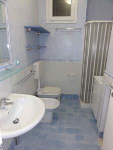 ein Badezimmer mit einem weißen WC und einem Waschbecken in der Unterkunft Apartment in Bibione 38316 in Bibione