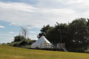 een grote witte tent in een veld bij Camping La Petite Houmée in Curzay-sur-Vonne
