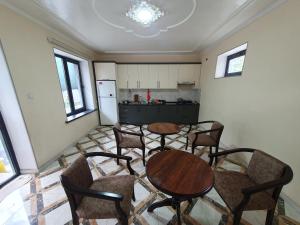 una cocina con mesas y sillas en una habitación en Comfort Tashkent, en Tashkent