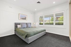 een witte slaapkamer met een bed en een raam bij A Knight In - sleeps 6 - Winter Deal - 1pm Checkout! in Fyansford
