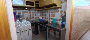 Kuchyň nebo kuchyňský kout v ubytování SPOT ON 92458 Azeela Kost Syariah