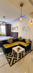 a living room with a couch and a bed at Luxueux Appartement DOWNTOWN RABAT in Rabat