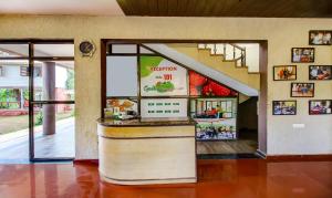 ein Fast-Food-Restaurant mit einer Theke in einem Gebäude in der Unterkunft Treebo Trend Garden Cottage & Lawn Mahabaleshwar in Mahabaleshwar