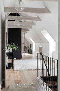 un couloir ouvert avec un escalier dans une maison dans l'établissement Villa S:t Hans, à Visby