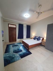 Una cama o camas en una habitación de Spacious Holiday Let Wi-Fi & Private Amenities Oyibi