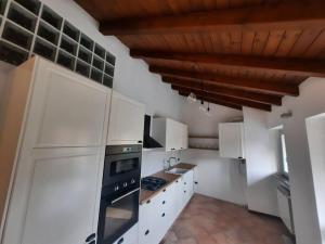 セスト・カレンデにあるLike home.の木製の天井、白い家電製品付きのキッチン