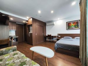 Habitación de hotel con cama, mesa y sofá en Zody House en Hanoi