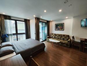 Zody House في هانوي: غرفه فندقيه بسرير واريكه