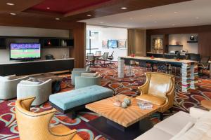 um átrio de um hotel com cadeiras e um bar em Dallas Marriott Downtown em Dallas
