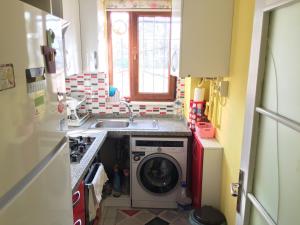 cocina con lavadora y fregadero en location İstanbul en Estambul