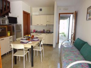 eine Küche und ein Esszimmer mit einem Tisch und Stühlen in der Unterkunft Holiday home in Bibione 38311 in Bibione