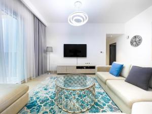 een woonkamer met een bank en een tafel bij FAM Living - Creek Horizon - 3B with Kids Room in Dubai