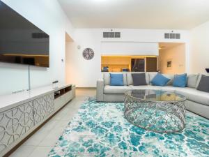 een woonkamer met een bank en een tafel bij FAM Living - Creek Horizon - 3B with Kids Room in Dubai